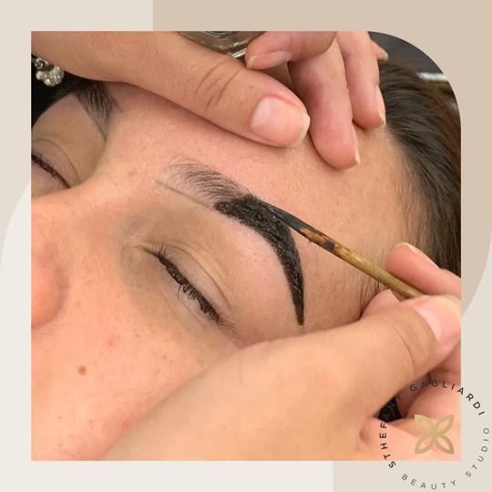 Design de Sobrancelha com Henna